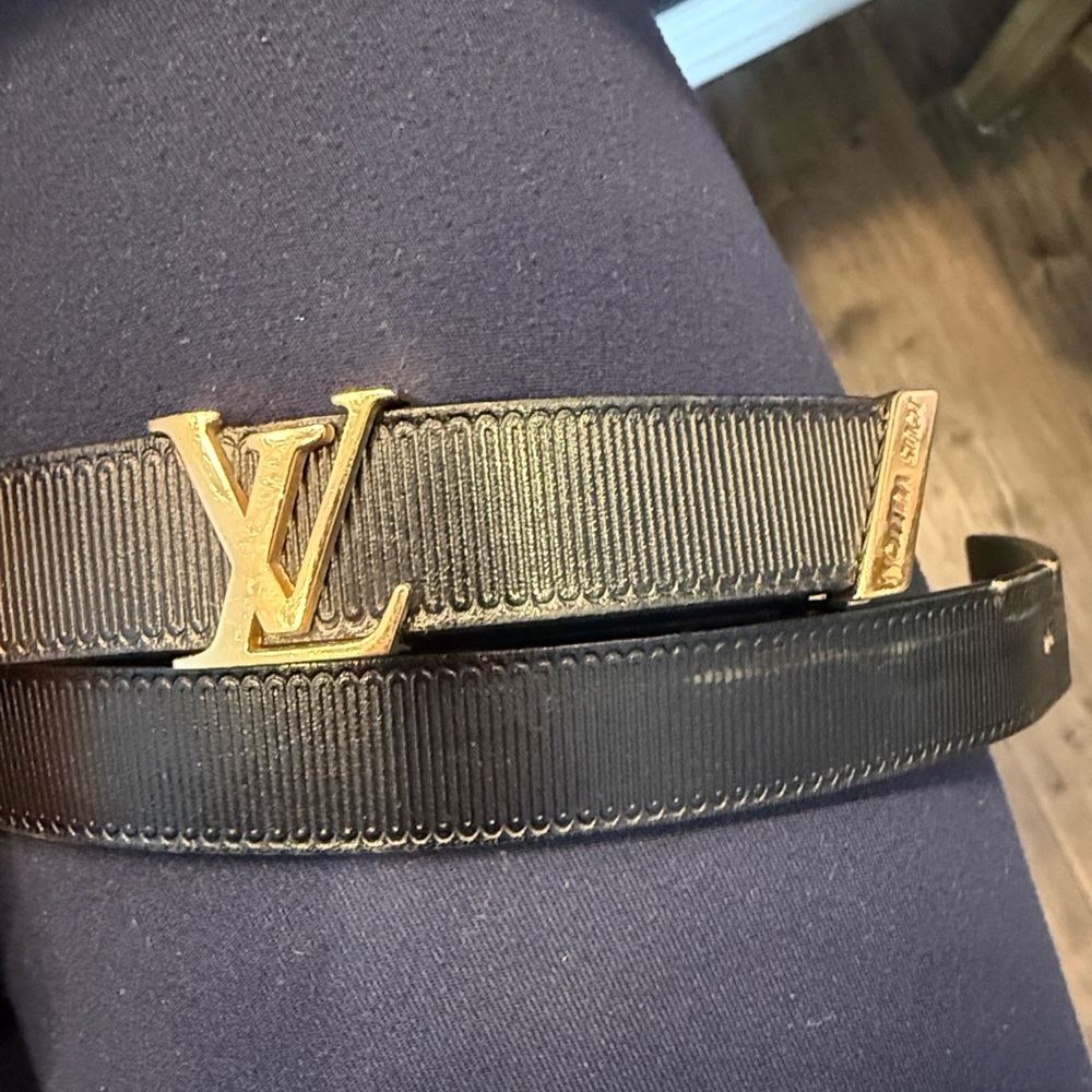 Louis Vuitton Elegant Black Belt with Gold Detailing - Picture 8 of 8